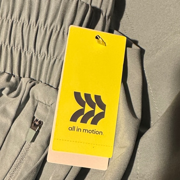 Size Medium Women’s All in Motion Green Woven Mid Risw Shorts 4” - Picture 4 of 7